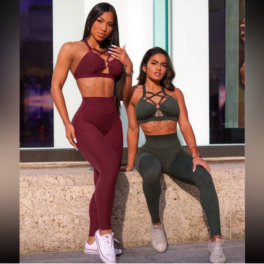 Set Bombshell Sportswear Black Cherry Color Bra & Leggings - Size M